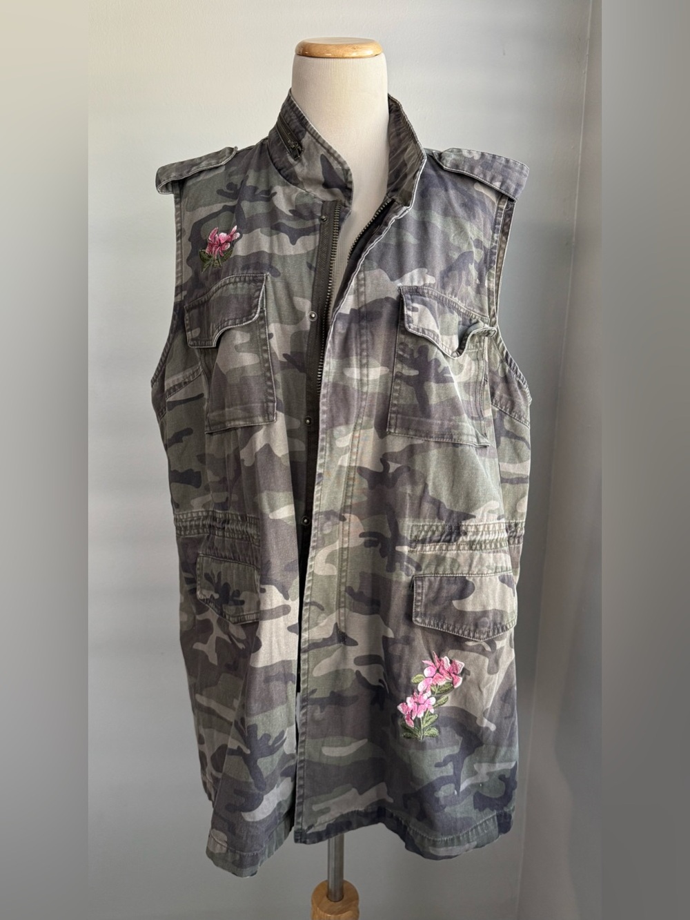 Lane Bryant Women’s Embroidered Camo Sleeveless Vest Size 18/20